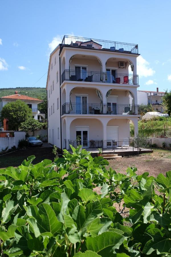 Apartmani Mojca Selce Exterior foto